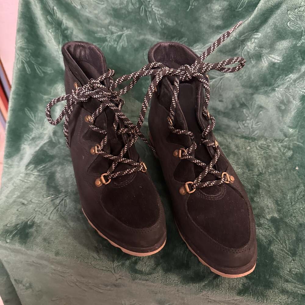 Sorel Black Suede Lace-Up Winter Boots with Brown Trim